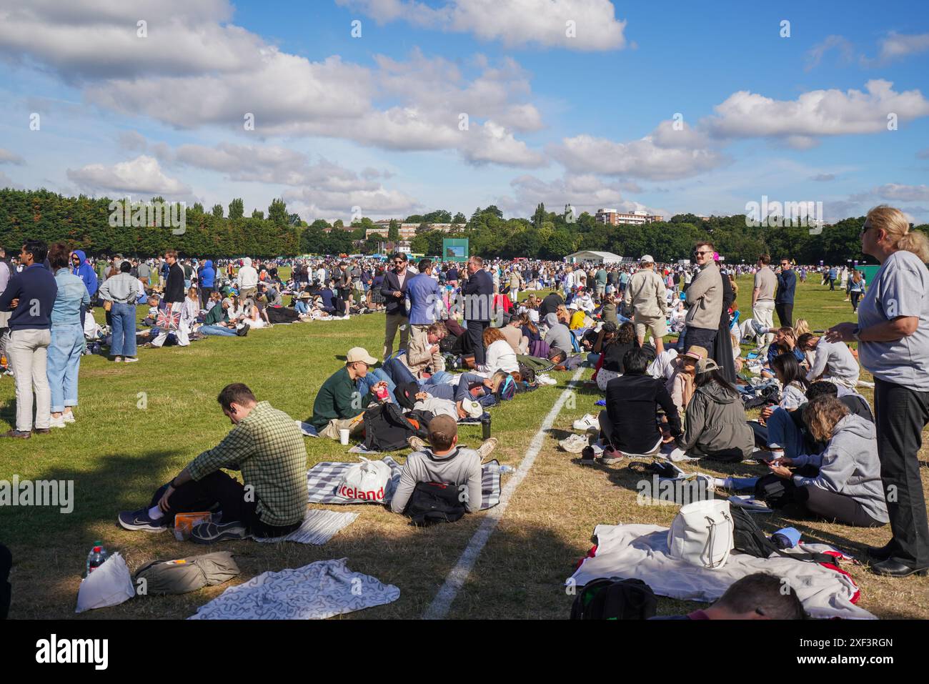 Wimbledon, London, UK 1 July 2024. Hundreds of tennis fans queuing in ...