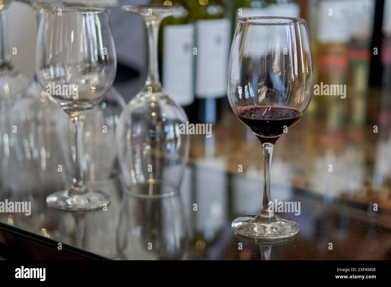 Red wine glass table hi-res stock photography and images - Alamy