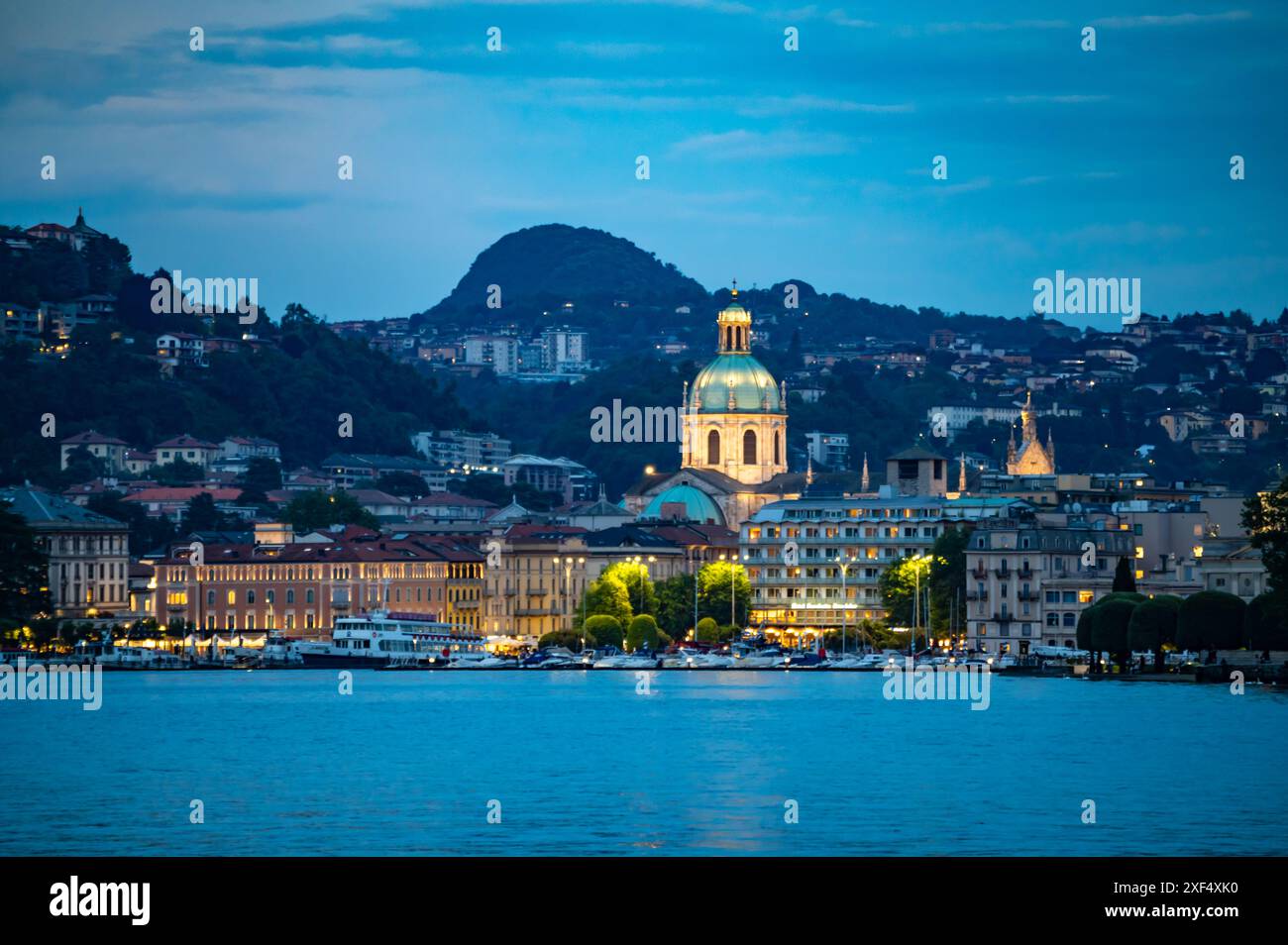 the-city-of-como-photographed-in-the-evening-with-the-lakefront-the
