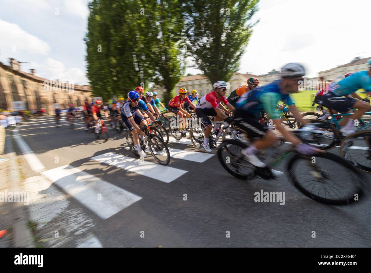 Tour de France in Turin (stage 3) passes by the royal hunting lodge of