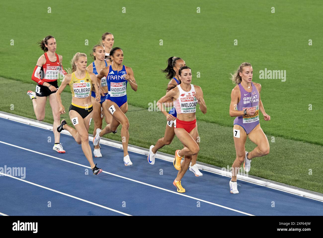Keely Hodgkinson (GBR) leads the group of athletes during the final of
