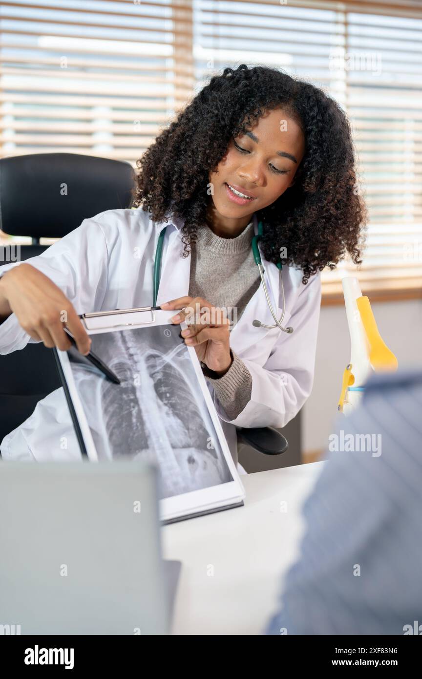 Black woman physician showing ray hi-res stock photography and images ...