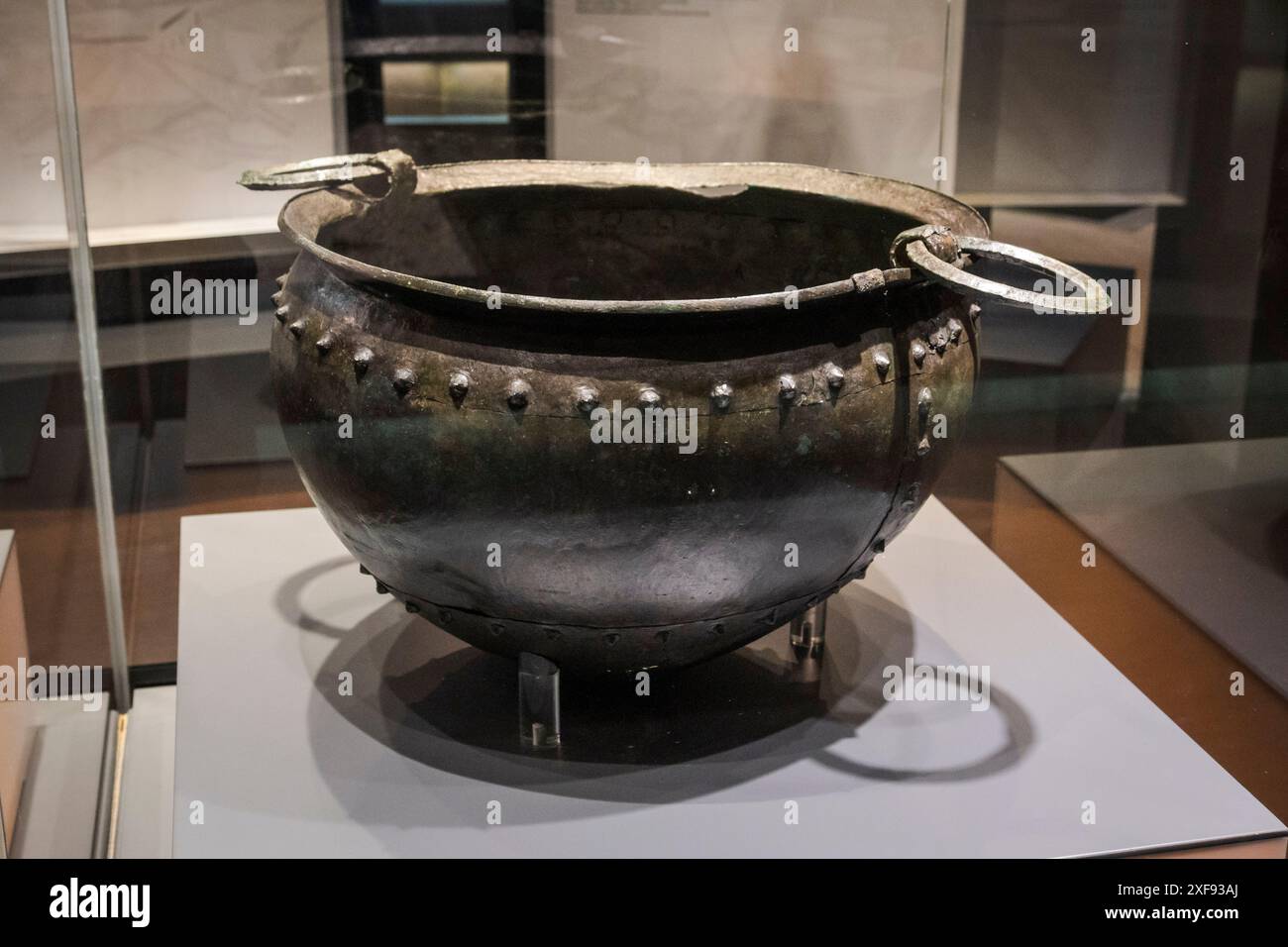 Bronze cauldron hi-res stock photography and images - Alamy