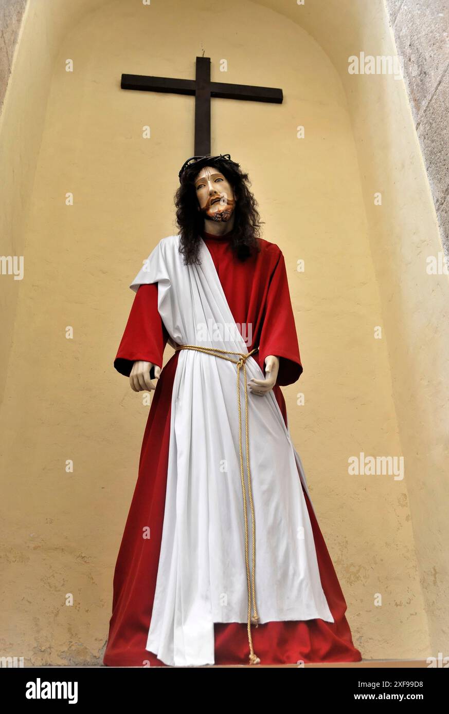 Christ In Red Robe Christ statue in red robe hi-res stock photography and images - Alamy