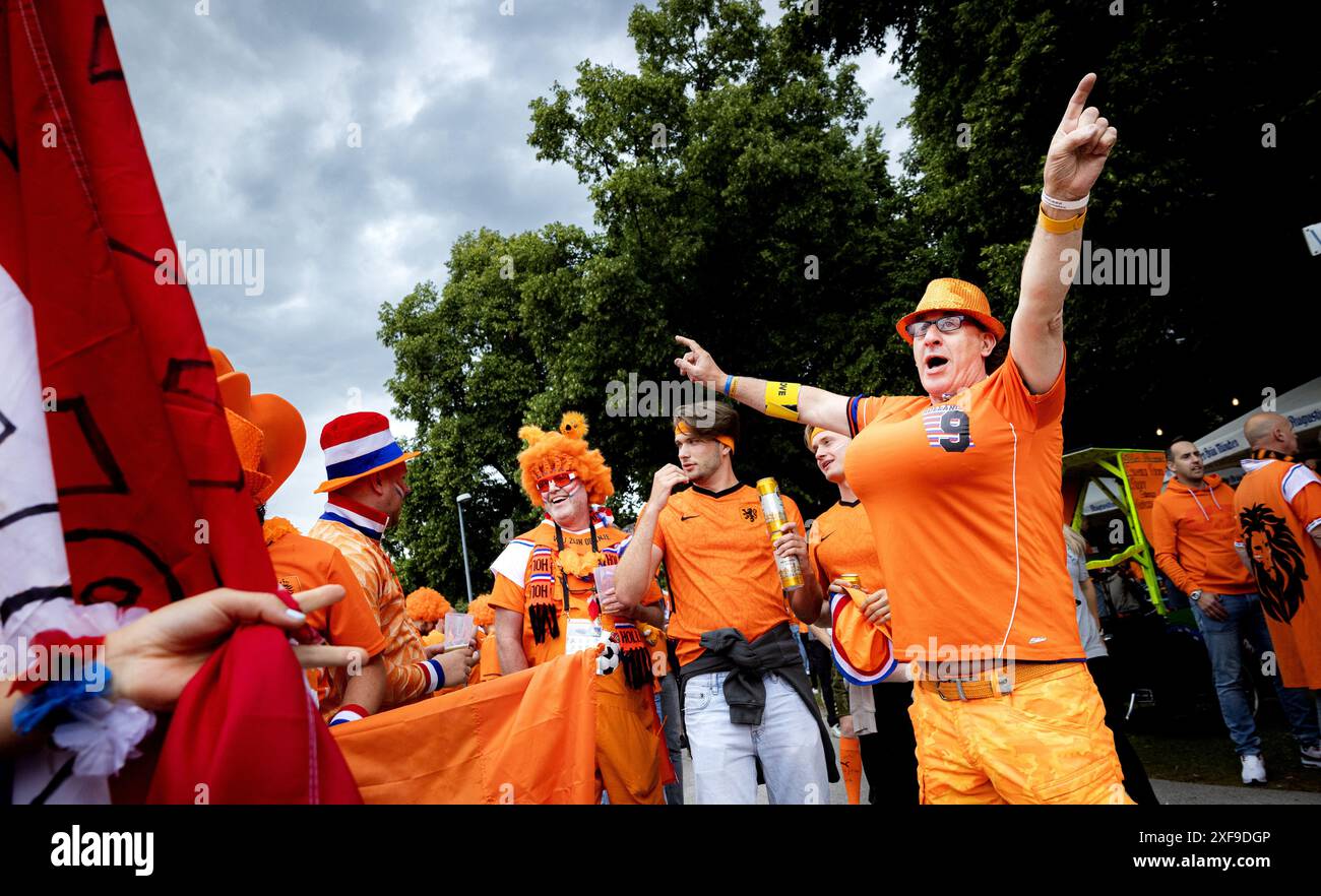 Orangefans hi-res stock photography and images - Alamy