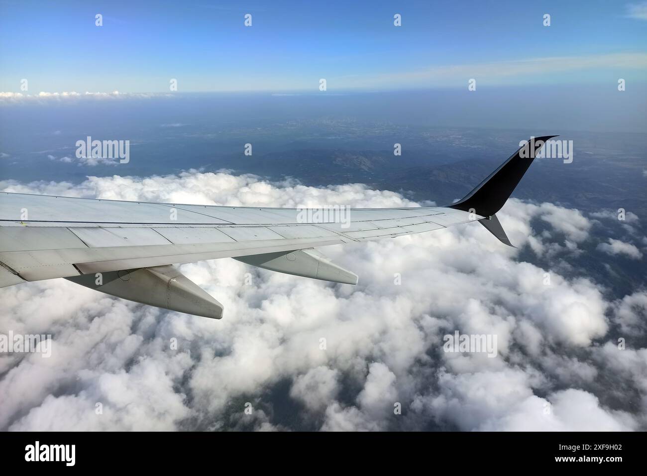 High flying passenger jet hi-res stock photography and images - Alamy
