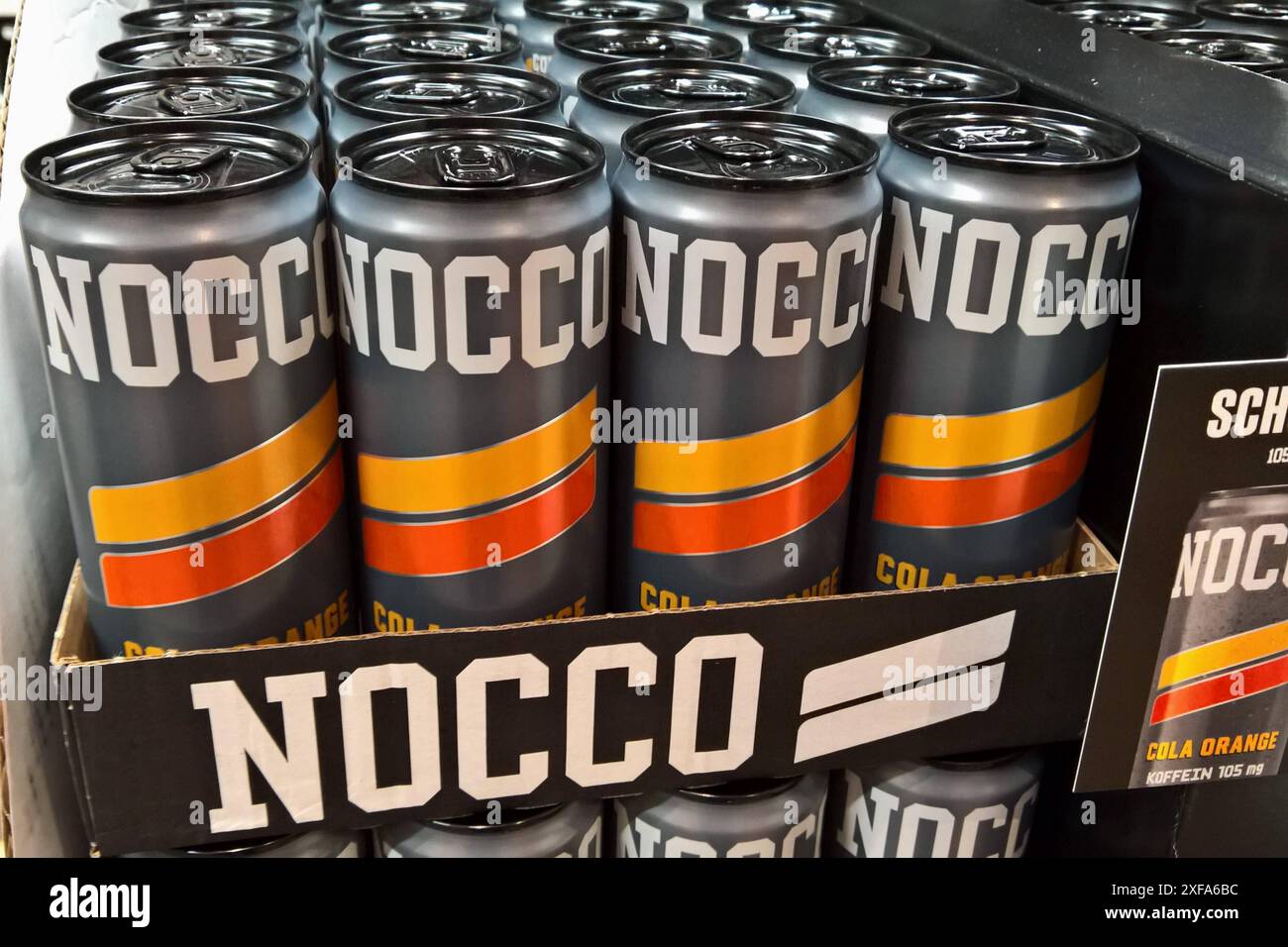 Nocco Cola Orange - Drink aus der Dose. Mit Nocco entwickelte die No Carbs Company aus Schweden bereits 2014 ein Getränk, das mit BCAAs und Vitaminen angereichert ist. Durch die enthaltenen BCAAs wird der Körper laut Herstellerangaben mit essenziellen Aminosäuren versorgt, die er selbst nicht herstellen kann *** Nocco Cola Orange Drink in a can With Nocco, the No Carbs Company from Sweden developed a drink back in 2014 that is enriched with BCAAs and vitamins According to the manufacturer, the BCAAs it contains provide the body with essential amino acids that it cannot produce itself Stock Photo