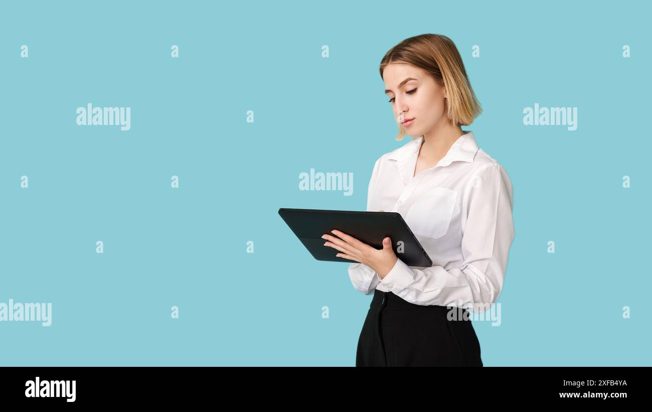 Analyzing data on tablet coach hi-res stock photography and images - Alamy