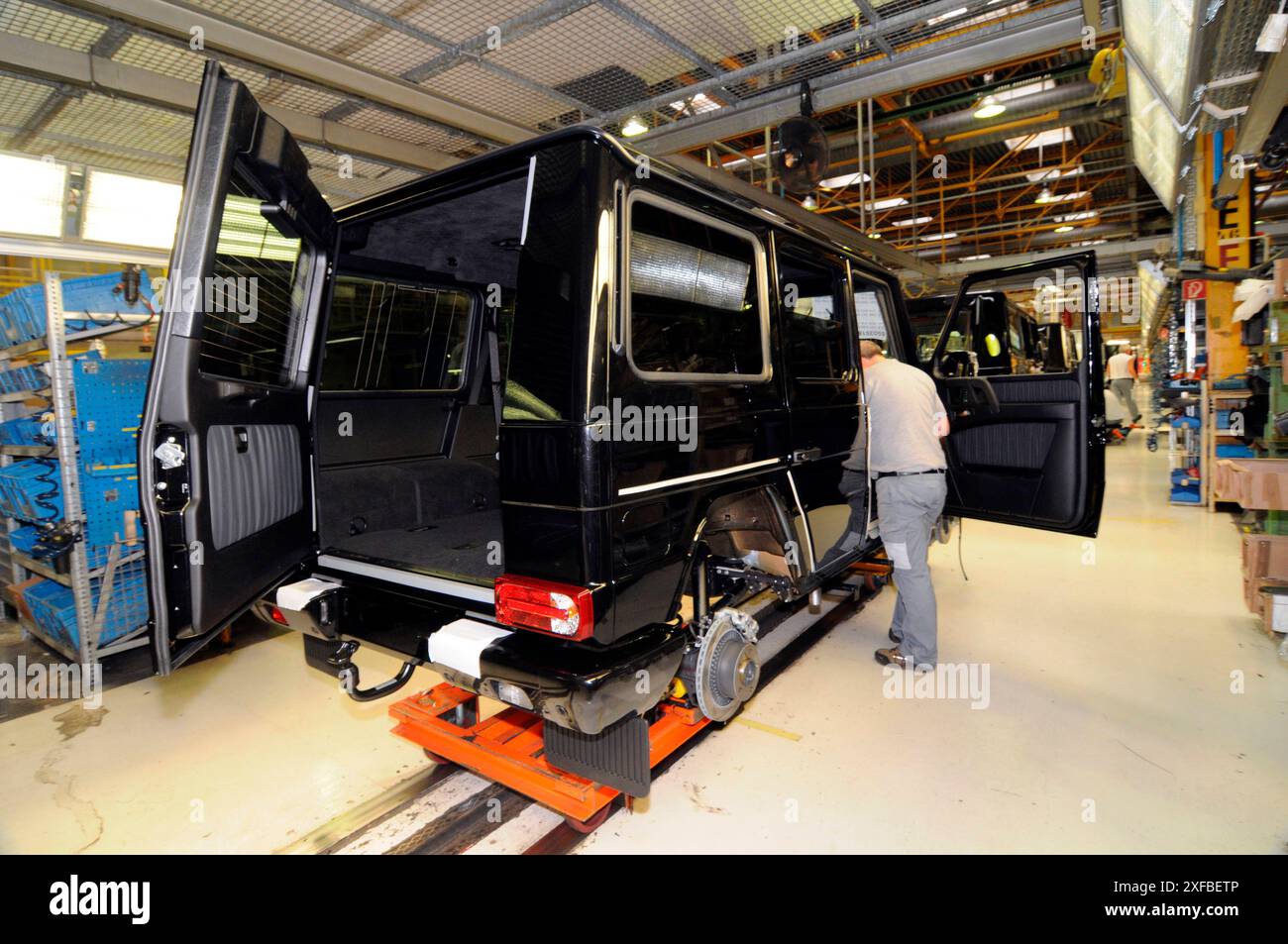 construction of the mercedes G class in graz construction of the ...