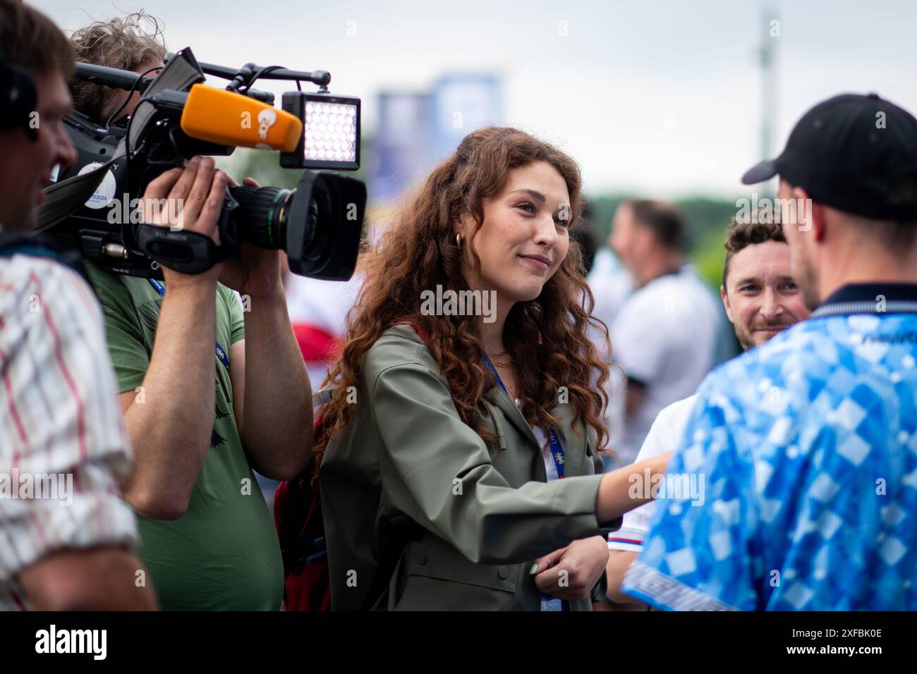 Lena Kesting (ZDF Sportjournalistin, TV Reporterin) beim Interview mit ...