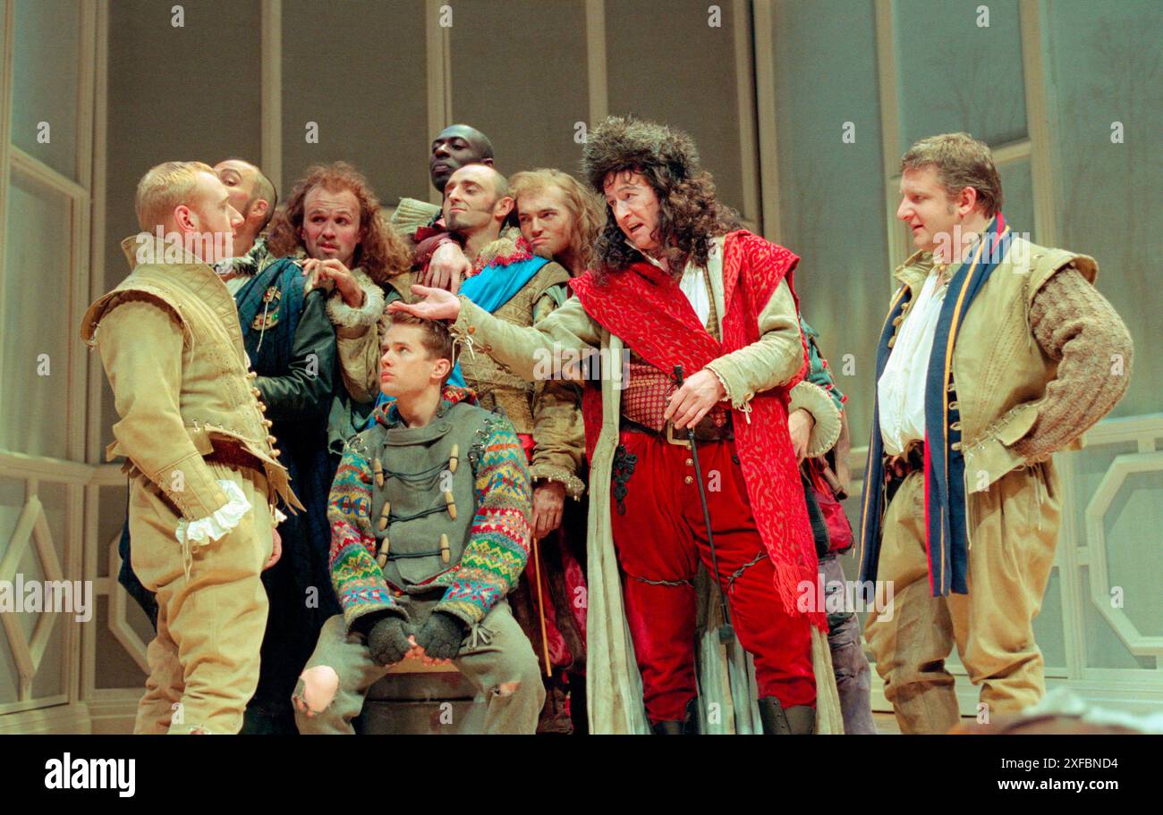 l-r: Adrian Scarborough (Rosencrantz), Alan Howard (The Player King), Simon Russell Beale (Guildenstern) with the Players in ROSENCRANTZ AND GUILDENSTERN ARE DEAD by Tom Stoppard at the Lyttelton Theatre, National Theatre (NT), London SE1 14/12/1995  design: Lez Brotherston  lighting: Howard Harrison  director: Matthew Francis Stock Photo