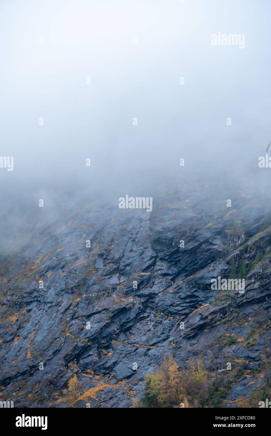 Foggy mountain landscape rocky hi-res stock photography and images - Alamy
