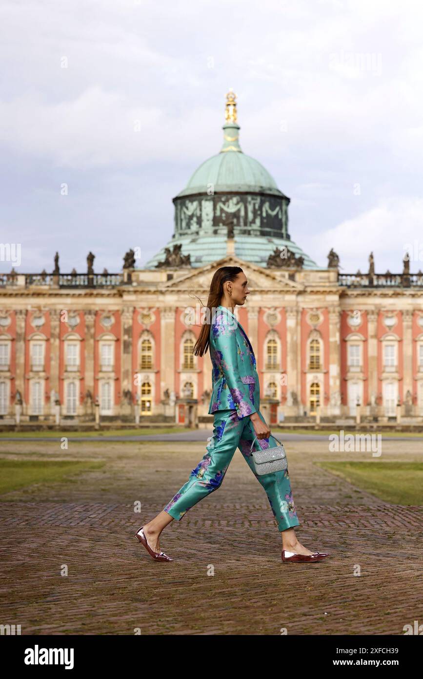 Ein Model auf dem Laufsteg vor dem neuen Palais bei der Marc Cain Pure Radiance Modenschau am 2.07.2024 im Rahmen der Fashion Week Berlin im Kolonnade Stock Photo