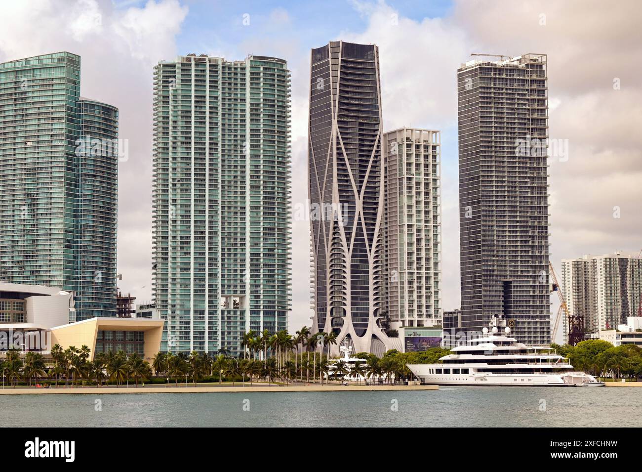 Row waterfront apartments hi-res stock photography and images - Alamy - Luxury Waterfront Apartments Downtown Miami