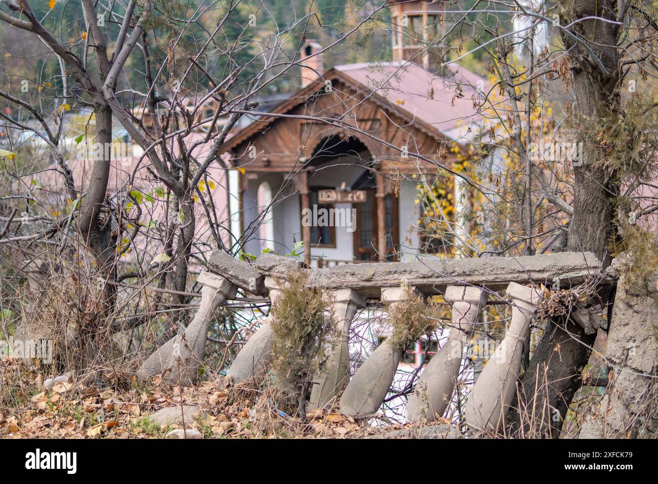 Traditional cottage fence hi-res stock photography and images - Alamy