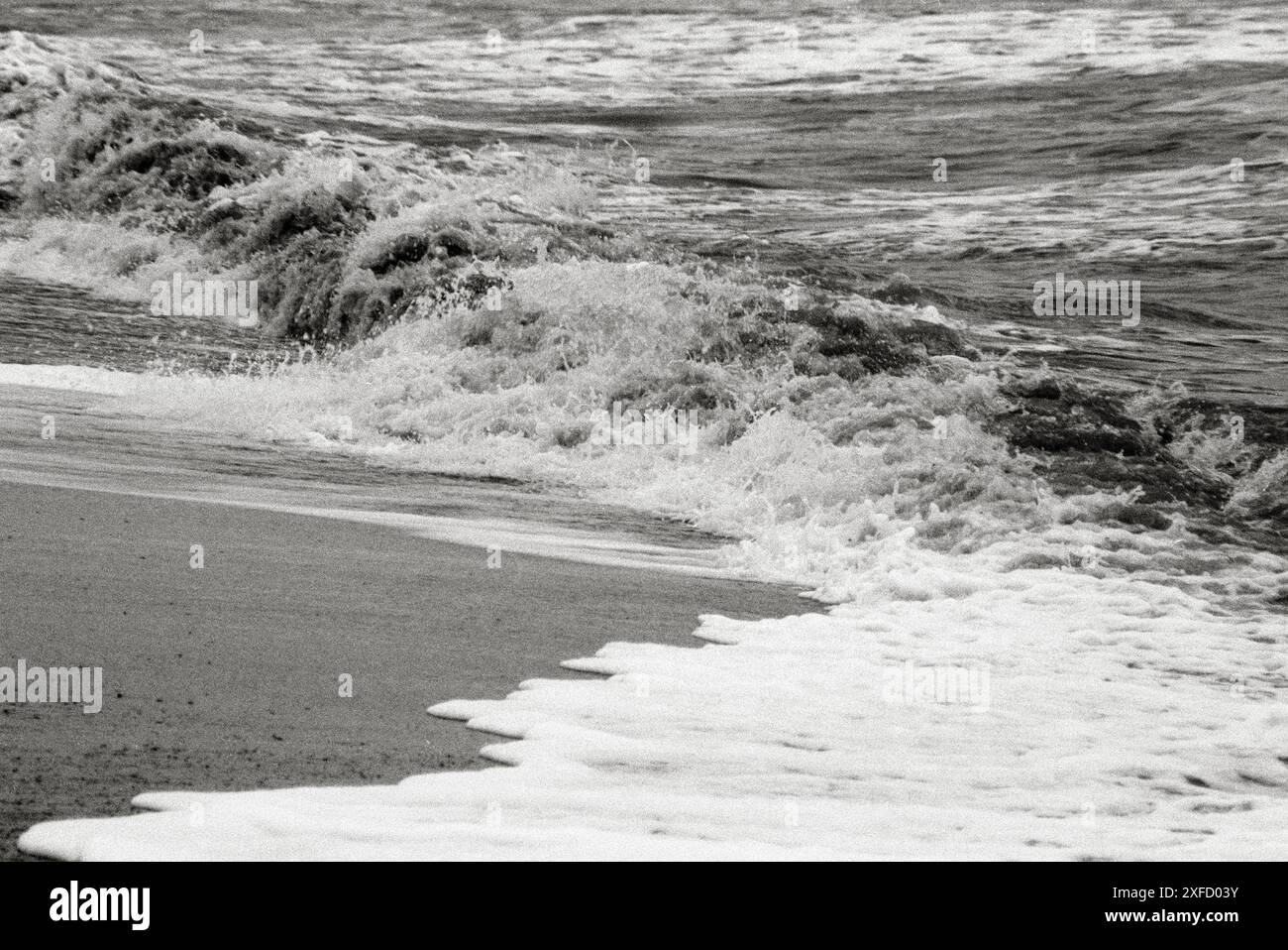Sea waves in black and white hi-res stock photography and images - Alamy