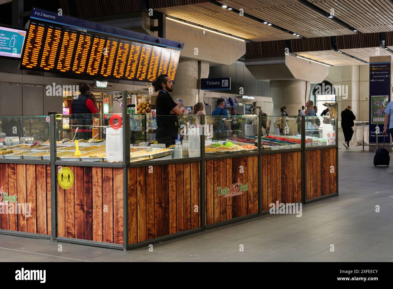 London - 06 10 2022: Takeaway food stall in London Bridge station Stock Photo