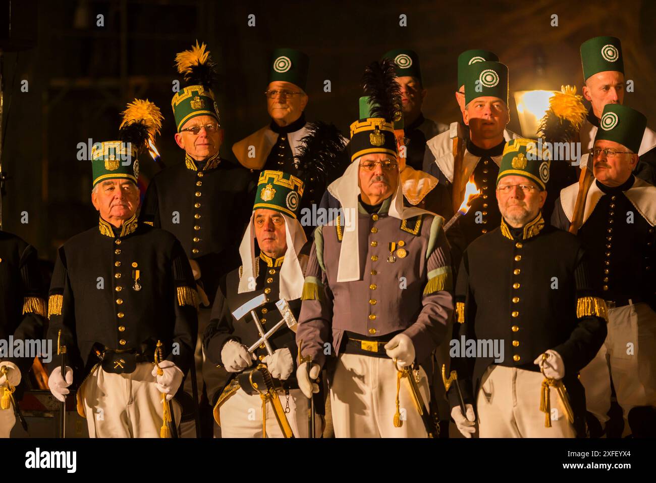 Bergparade in Freiberg Bergmännische Aufwartung auf dem Schlossplatz Traditionelle Berg- und Hüttenparade in Freiberg. Hunderte Bergmänner der verschiedensten Berg- und Hüttenknappschaften marschierten durch die Freiberger Altstadt. Zum ersten Mal fand die Bergmännische Aufwartung auf dem Schlossplatz statt. Anschließend ging es weiter über den Obermarkt, mit dem Freiberger Christmarkt, in die Petrikirche zur sogenannten Mettenschicht. Über 10.000 Schaulustige verfolgten die Veranstaltung. Freiberg Sachsen Deutschland *** Miners parade in Freiberg Miners parade on the castle square Traditional Stock Photo