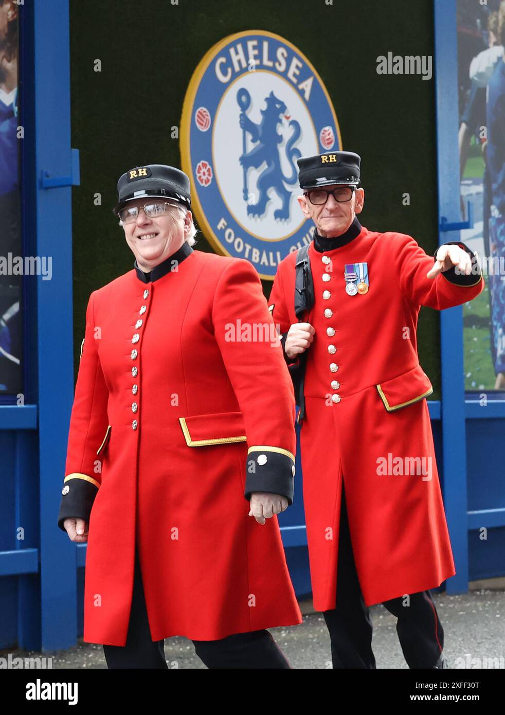 Chelsea Pensioners Arrive At Stamford Bridge Home Of Chelsea Football chelsea-pensioners-arrive-at-stamford-bridge-home-of-chelsea-football