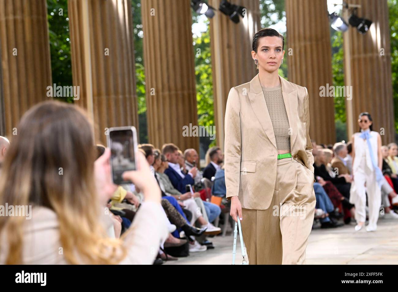 Model bei der Marc Cain Fashion Show Pure Radiance - Frühjahr/Sommer ...