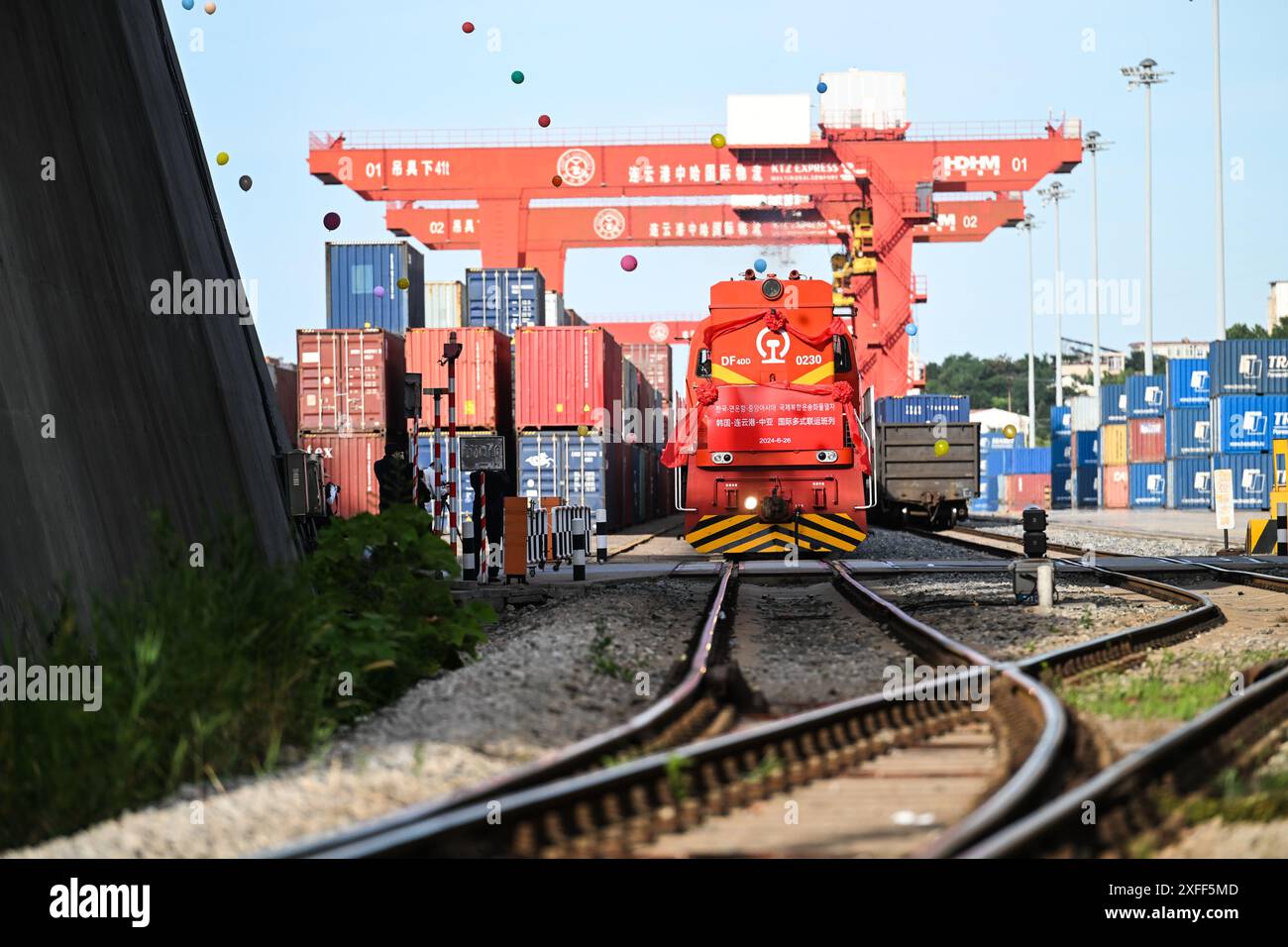View of (240703) -- NANJING, July 3, 2024 (Xinhua) -- An international freight ...