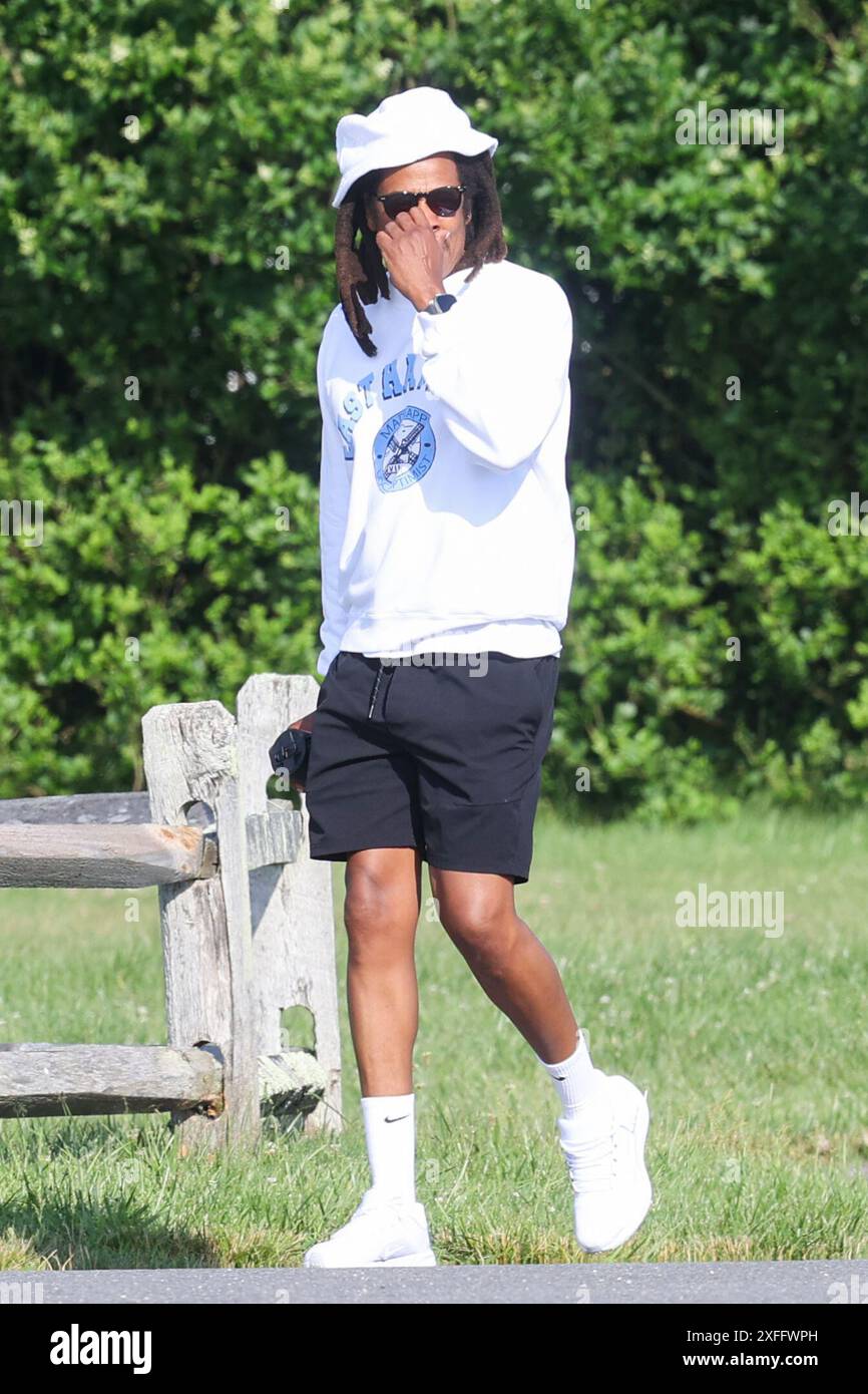 EXCLUSIVE **EXCLUSIVE ALL ROUNDER**Rapper JayZ spotted out for a walk