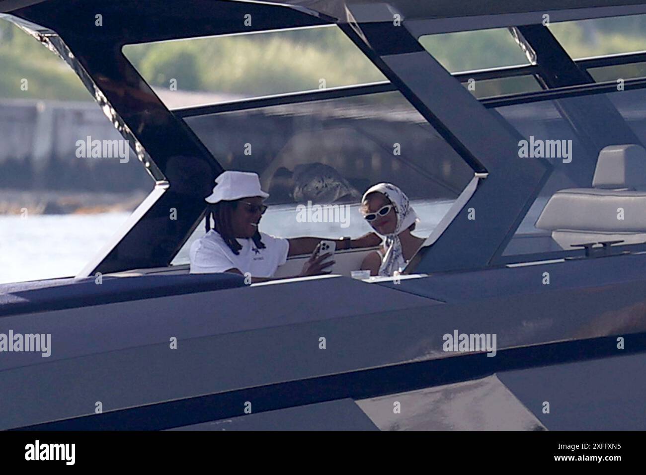 EXCLUSIVE **EXCLUSIVE ALLROUNDER** Beyonce and Jay Z go for a boat ride ...