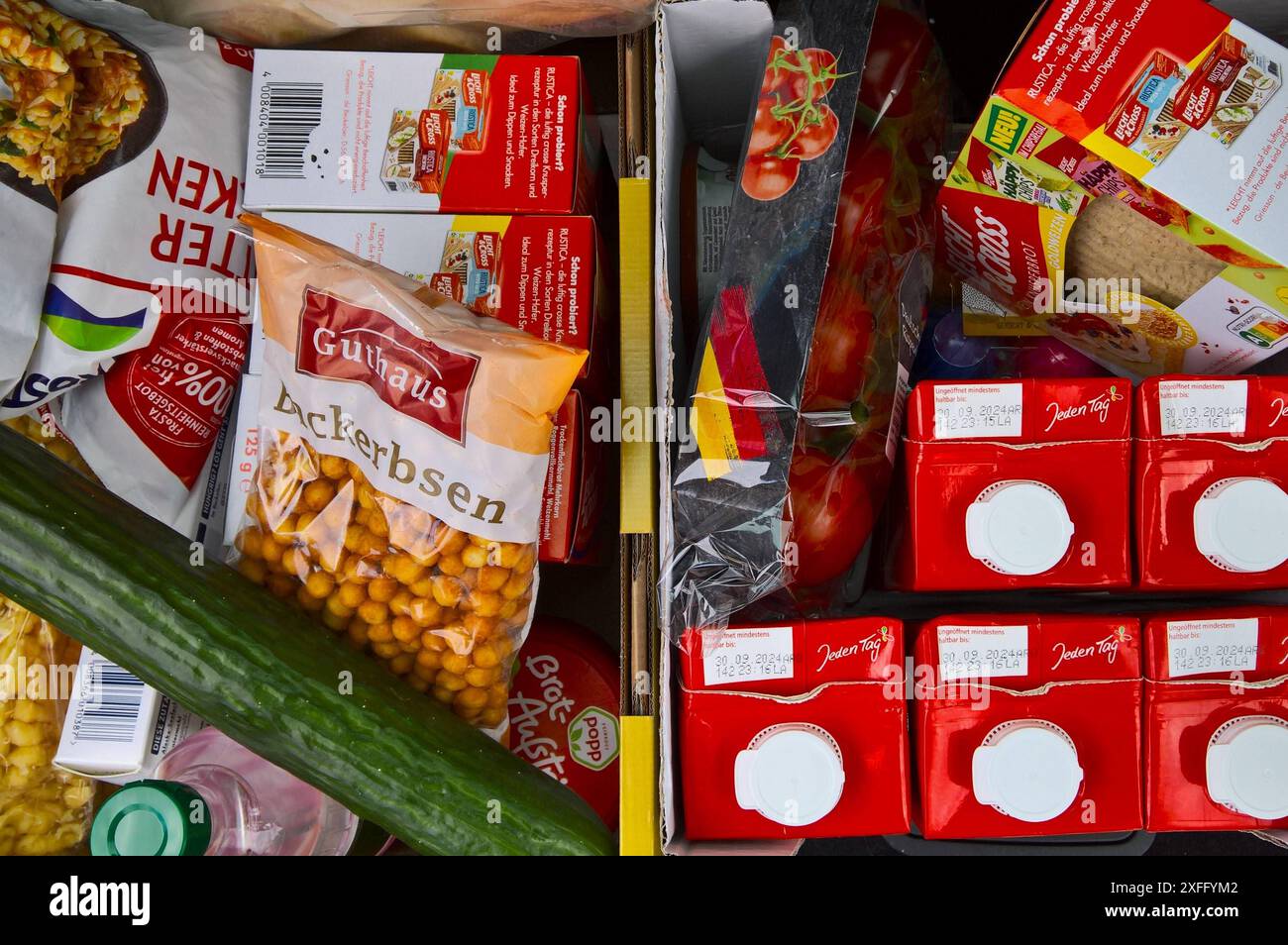 Lebensmittel Einkauf, u.a. Milch, Gurke, Gemüse, Backerbsen ...