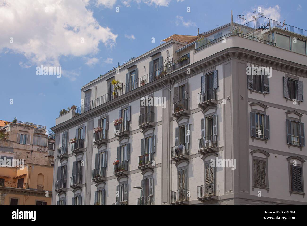 Grey facade historical building hi-res stock photography and images - Alamy