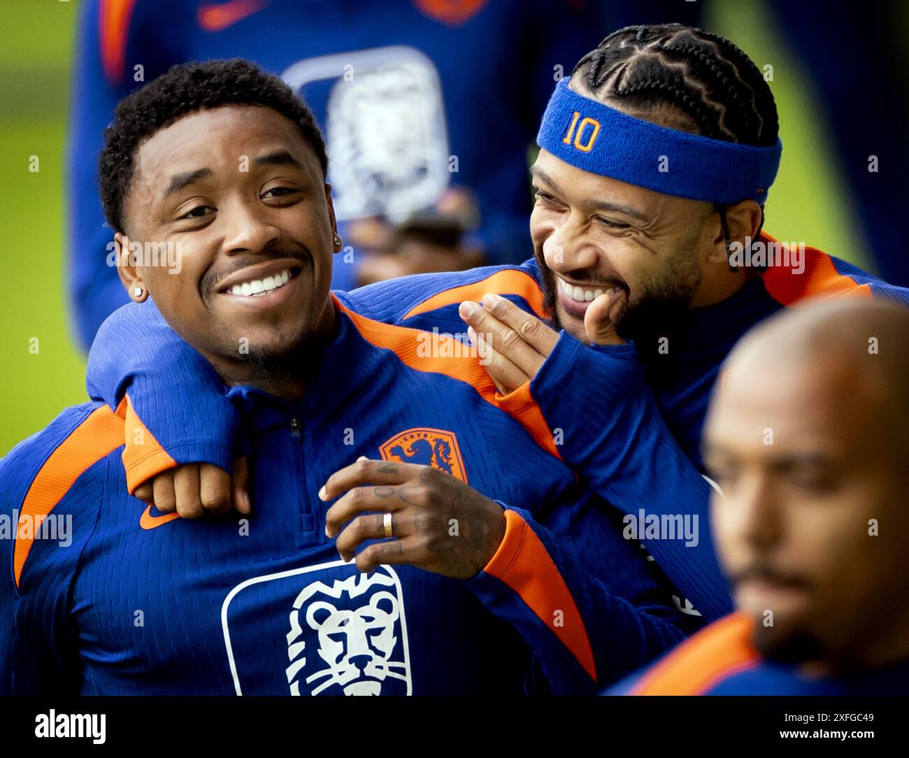 wolfsburg-steven-bergwijn-and-memphis-depay-during-a-training-session
