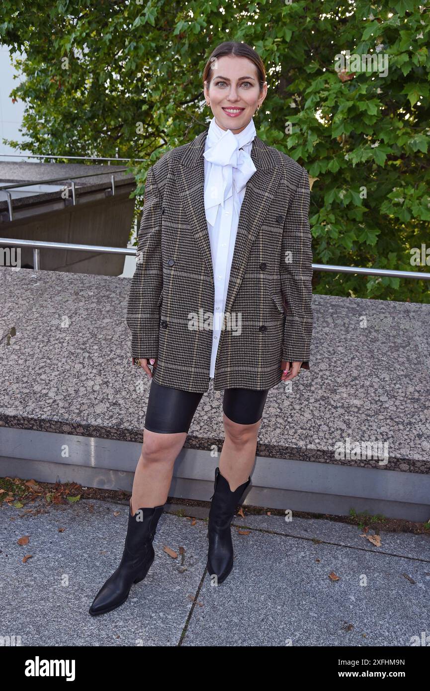 Masha Sedgwick bei der DAWID TOMASZEWSKI PRESENTATION SS25 im Kunstgewerbemuseum - Berlin Fashion Week Frühling / Sommer 2025 am 03.07.2024 *** Masha Sedgwick at the DAWID TOMASZEWSKI PRESENTATION SS25 at the Kunstgewerbemuseum Berlin Fashion Week Spring Summer 2025 on 03 07 2024 Stock Photo