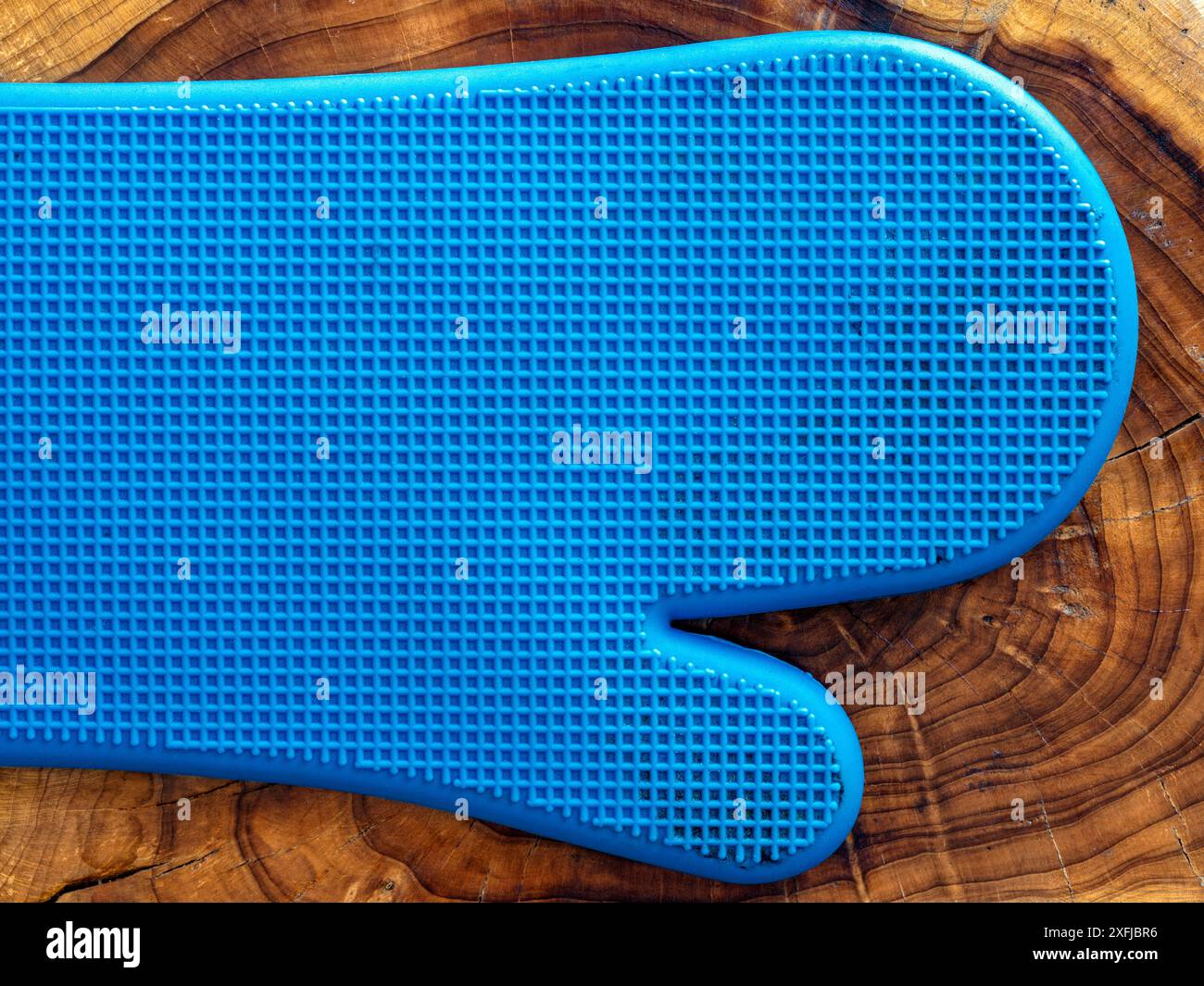 The detail of a crosshatch pattern on a blue silicone oven mitt Stock Photo