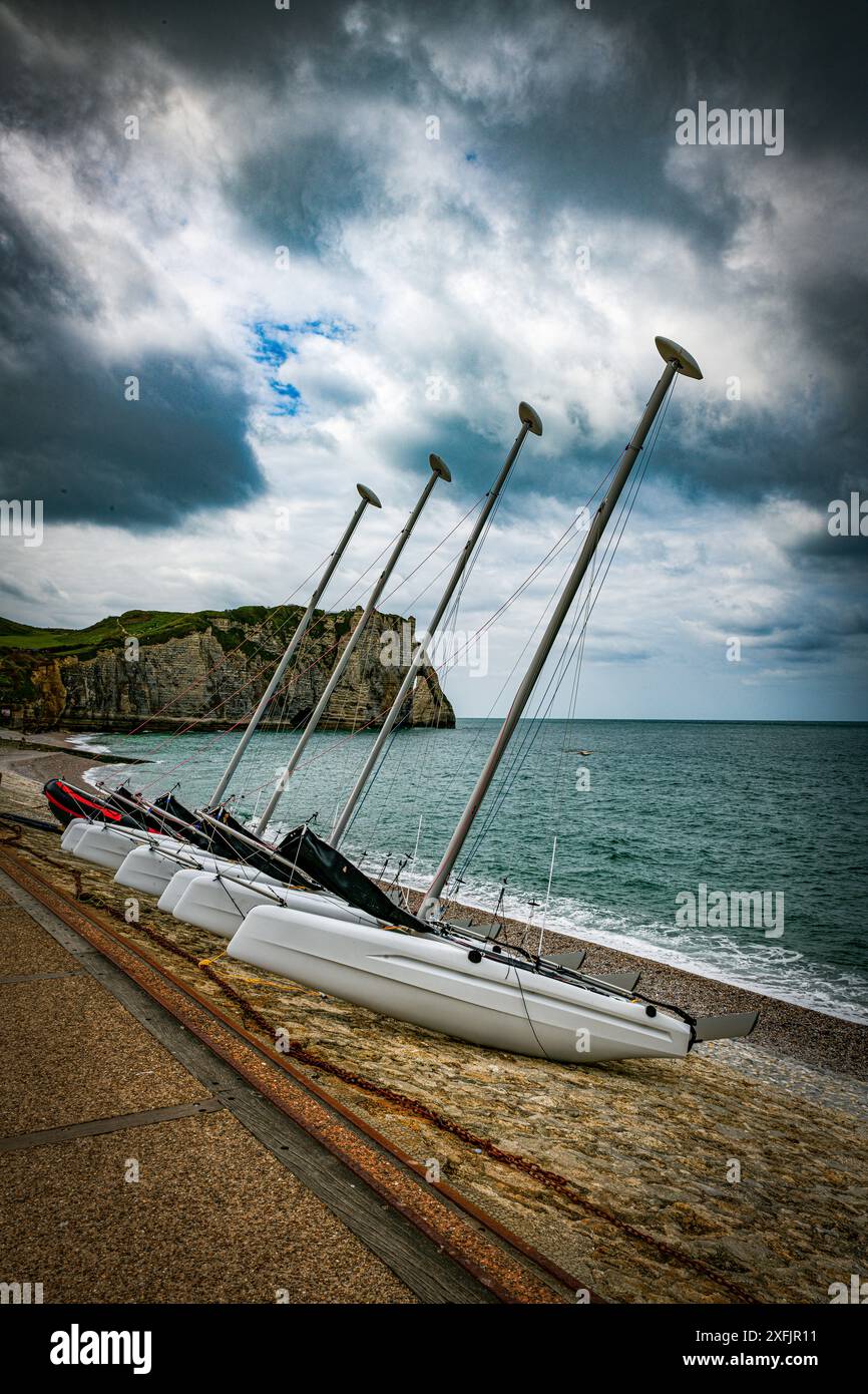 Boats on beach etretat normandy hi-res stock photography and images - Alamy