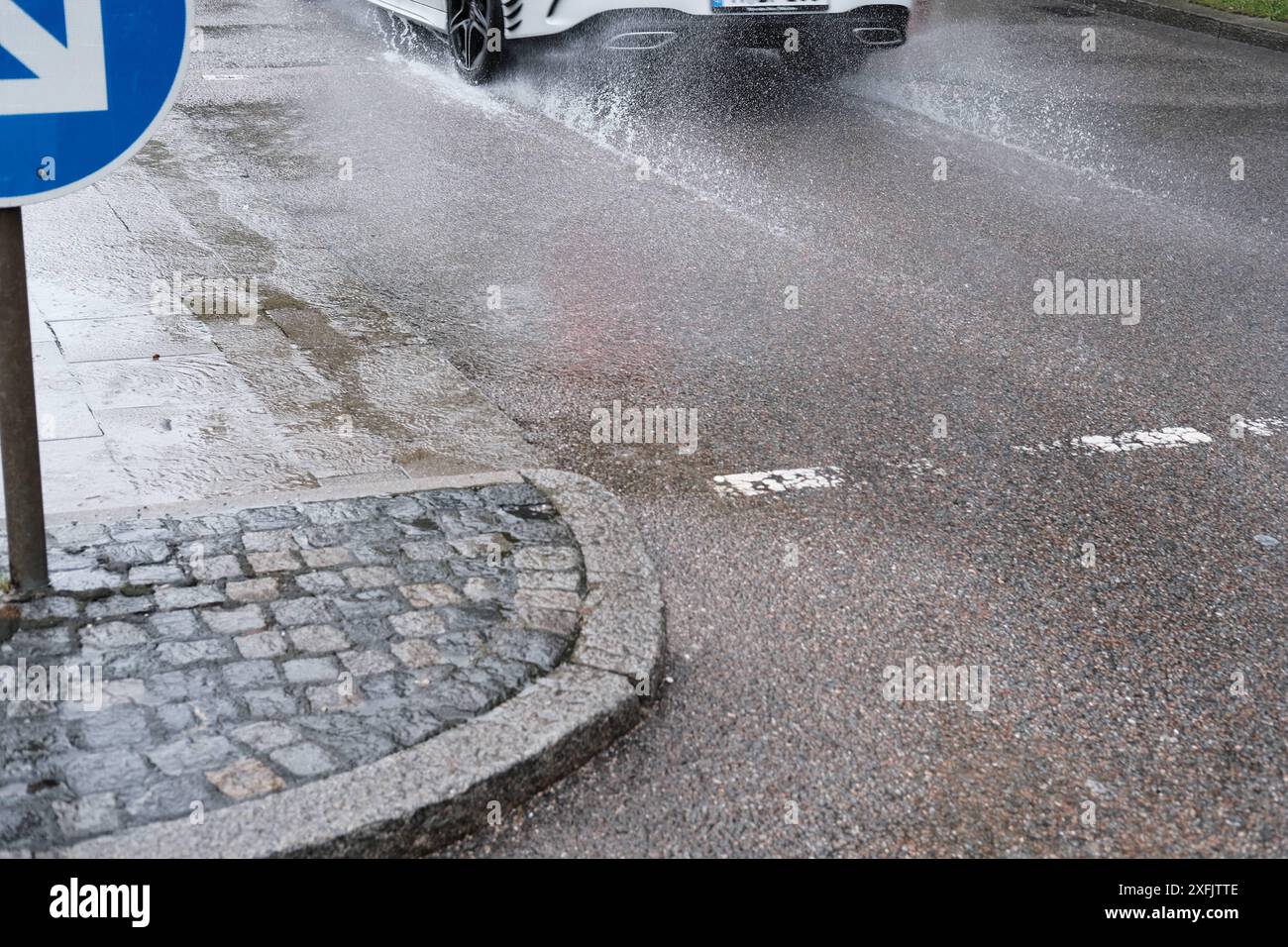 Spritzwasser durch Autos auf nasser Fahrbahn Spritzwasser durch vorbeifahrende Autos auf nasser Fahrbahn. Gischt. *** Splash water from cars on wet ro Stock Photo