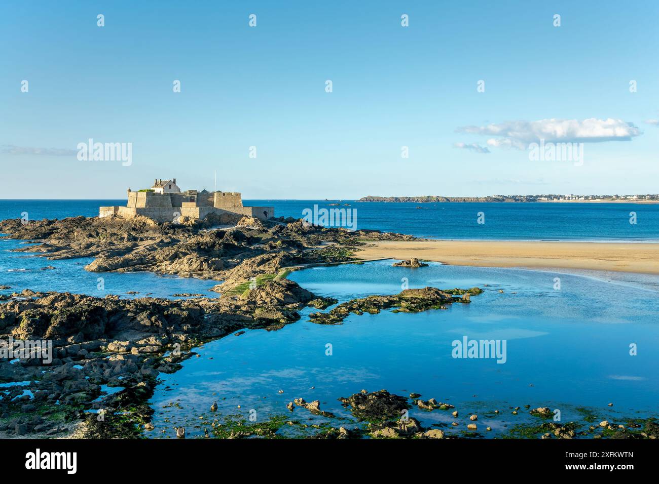 View the castle of St Malo and Eventail beach in Saint Malo, llle-et-Vilaine, Brittany, France Stock Photo