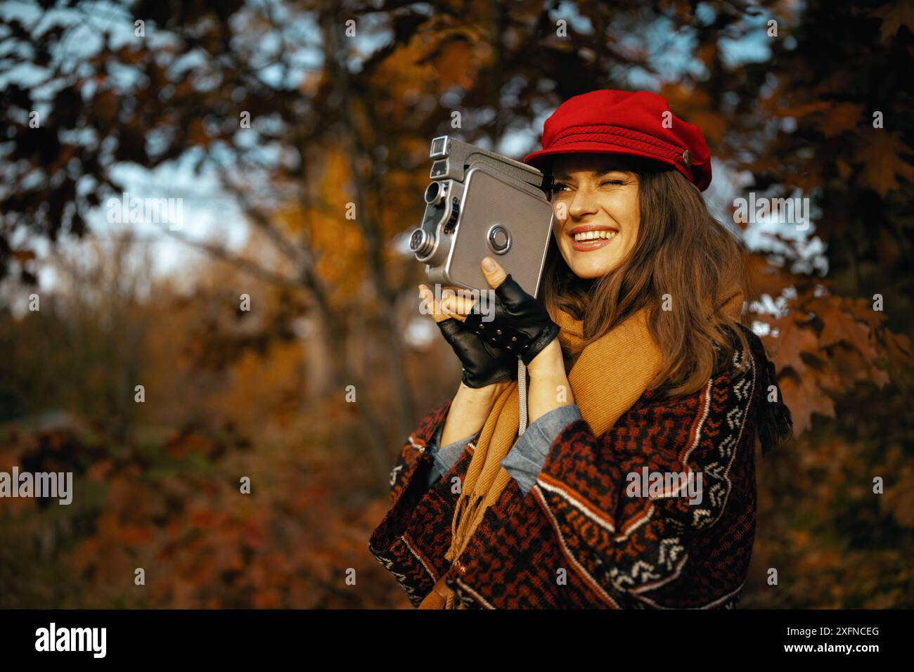 Vintage movie camera woman hi-res stock photography and images - Alamy