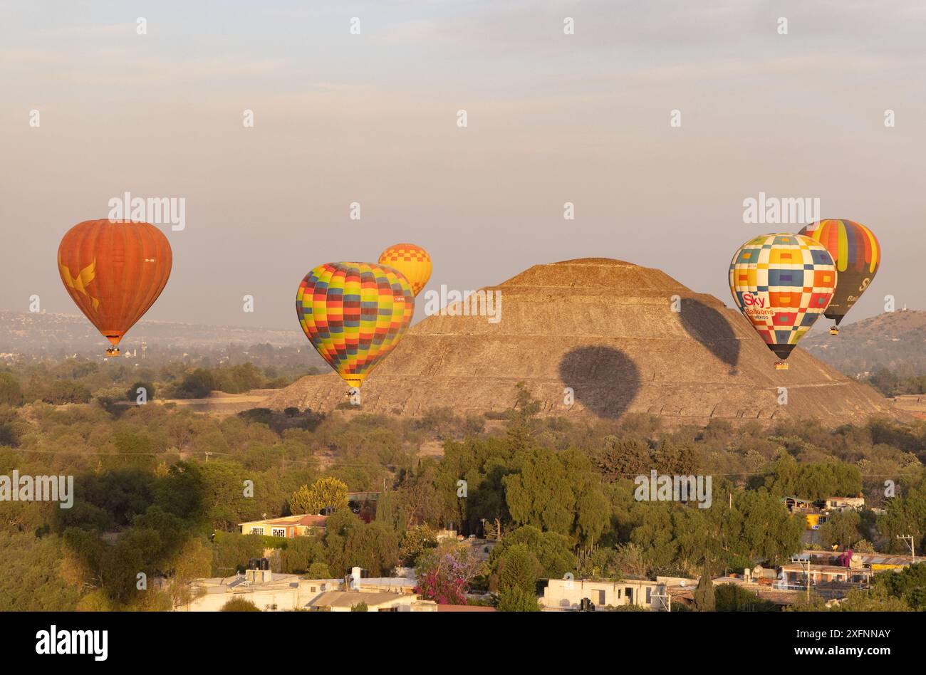 Teotihuacan balloon; Hot air balloons over The Pyramid of the Sun ...