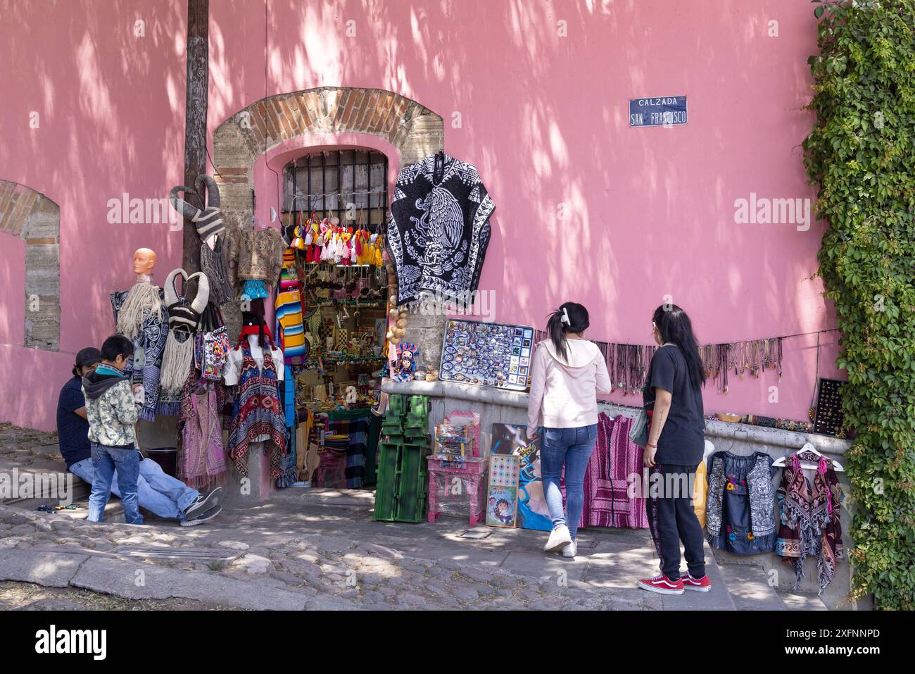 Mexican lifestyle hi-res stock photography and images - Alamy, image size:1300x957
