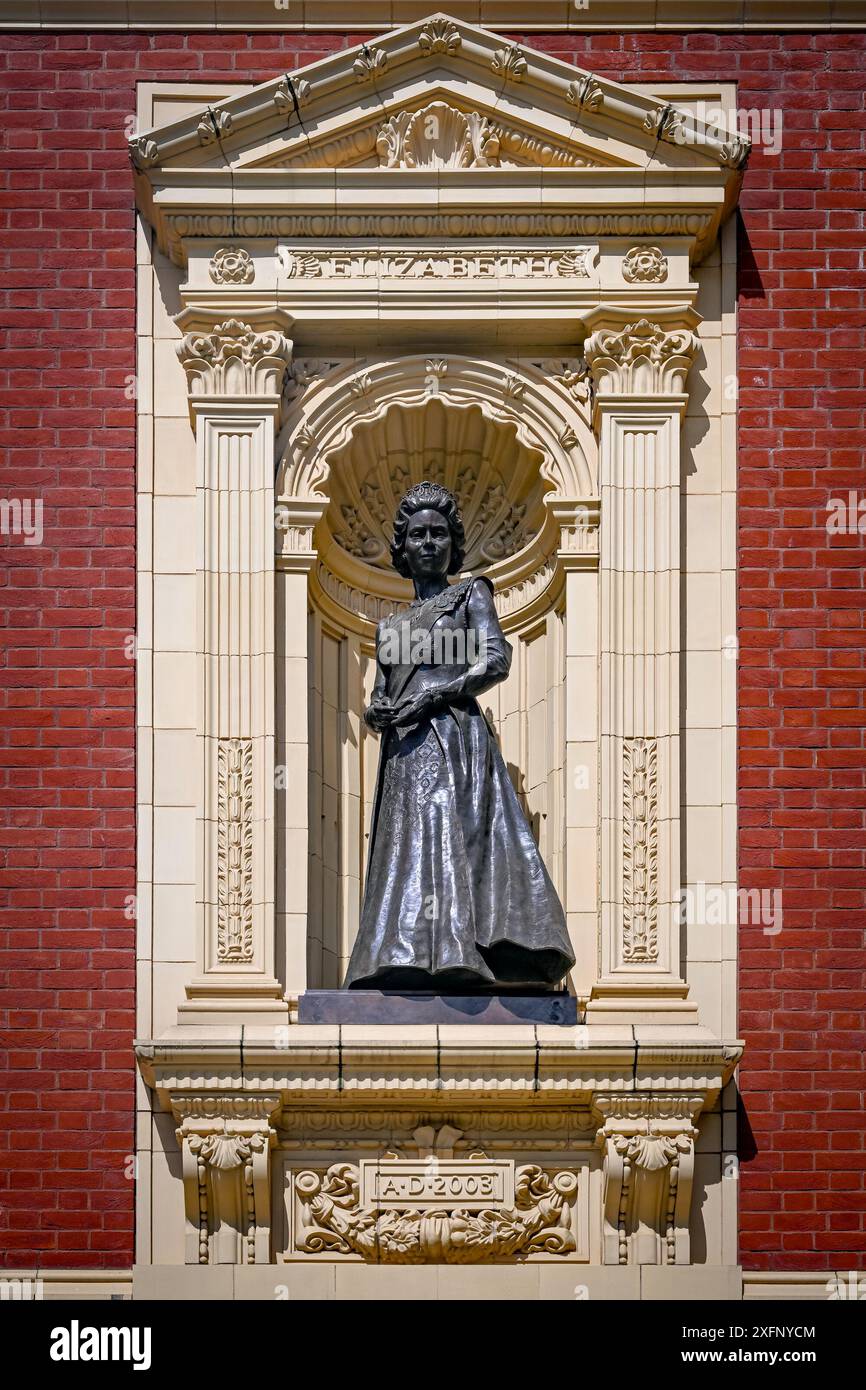 Queen Elizabeth 11, statue, Royal Albert Hall, London, England, U.K Stock Photo