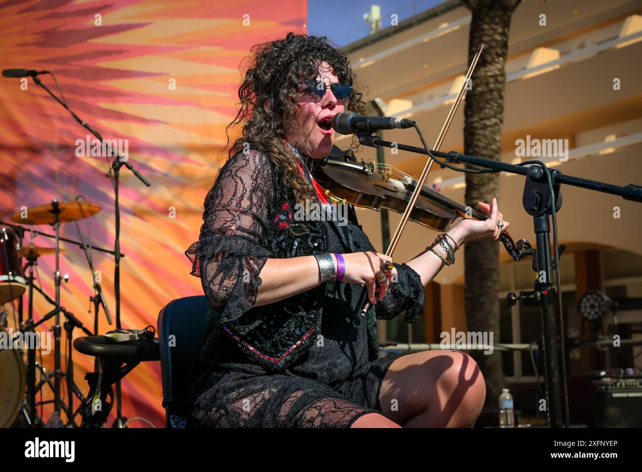 Fiddle player, singer, Ruth Patterson, Holy Moly and The Crackers, Costa Music Festival, Ibiza, Spain Stock Photo