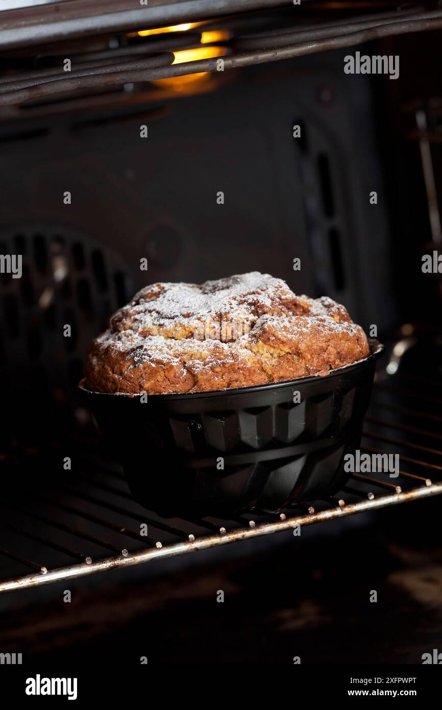Kuchen im Ofen Stock Photo