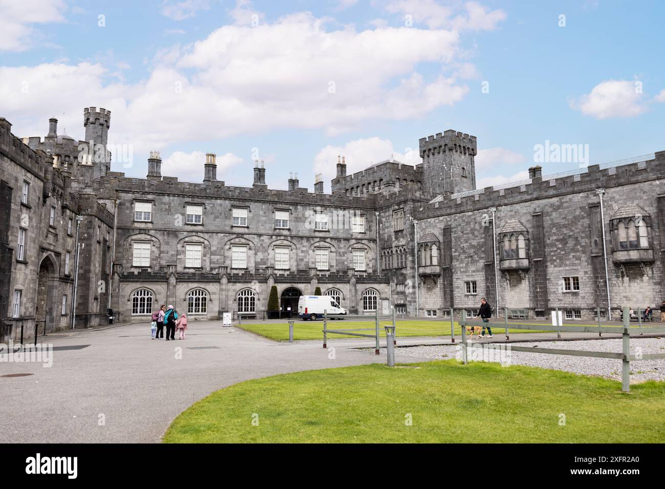 Kilkenny castle courtyard hi-res stock photography and images - Alamy