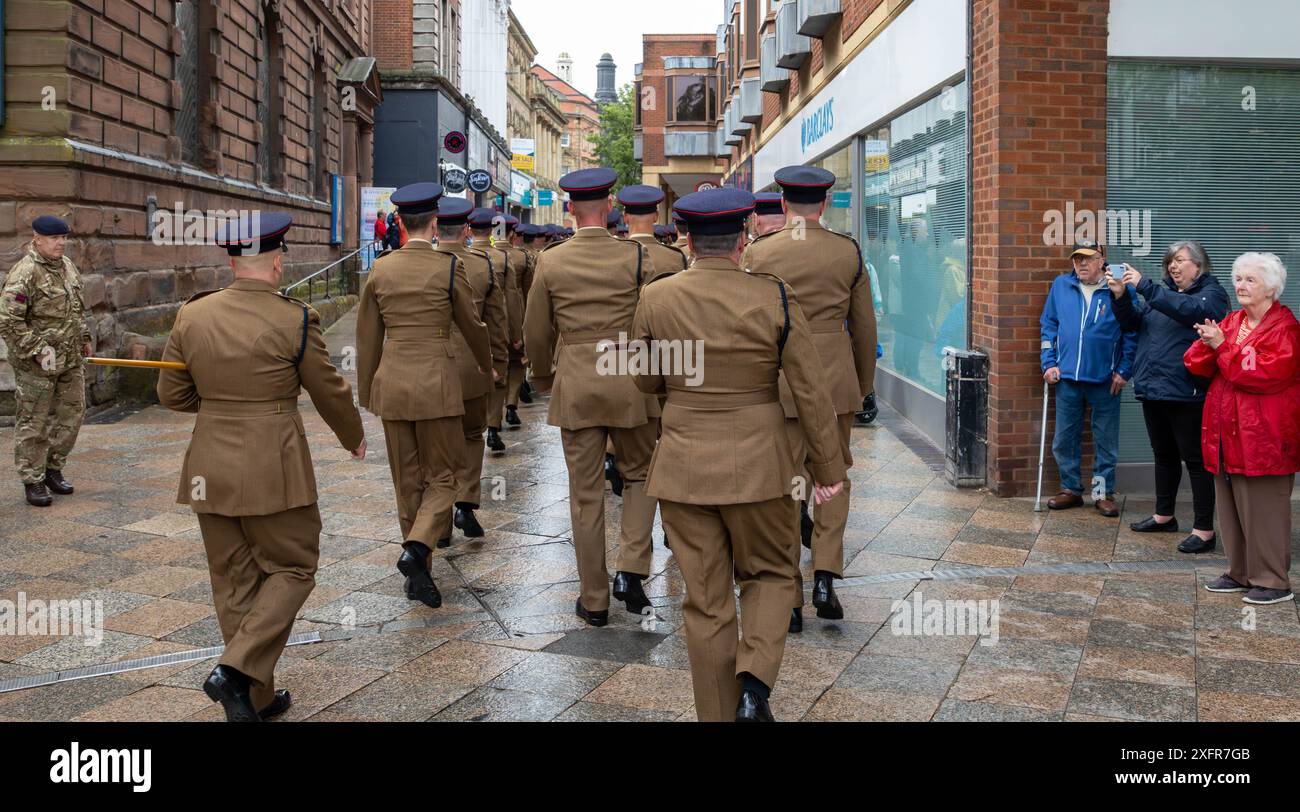 Soldiers walking together hires stock photography and images Alamy