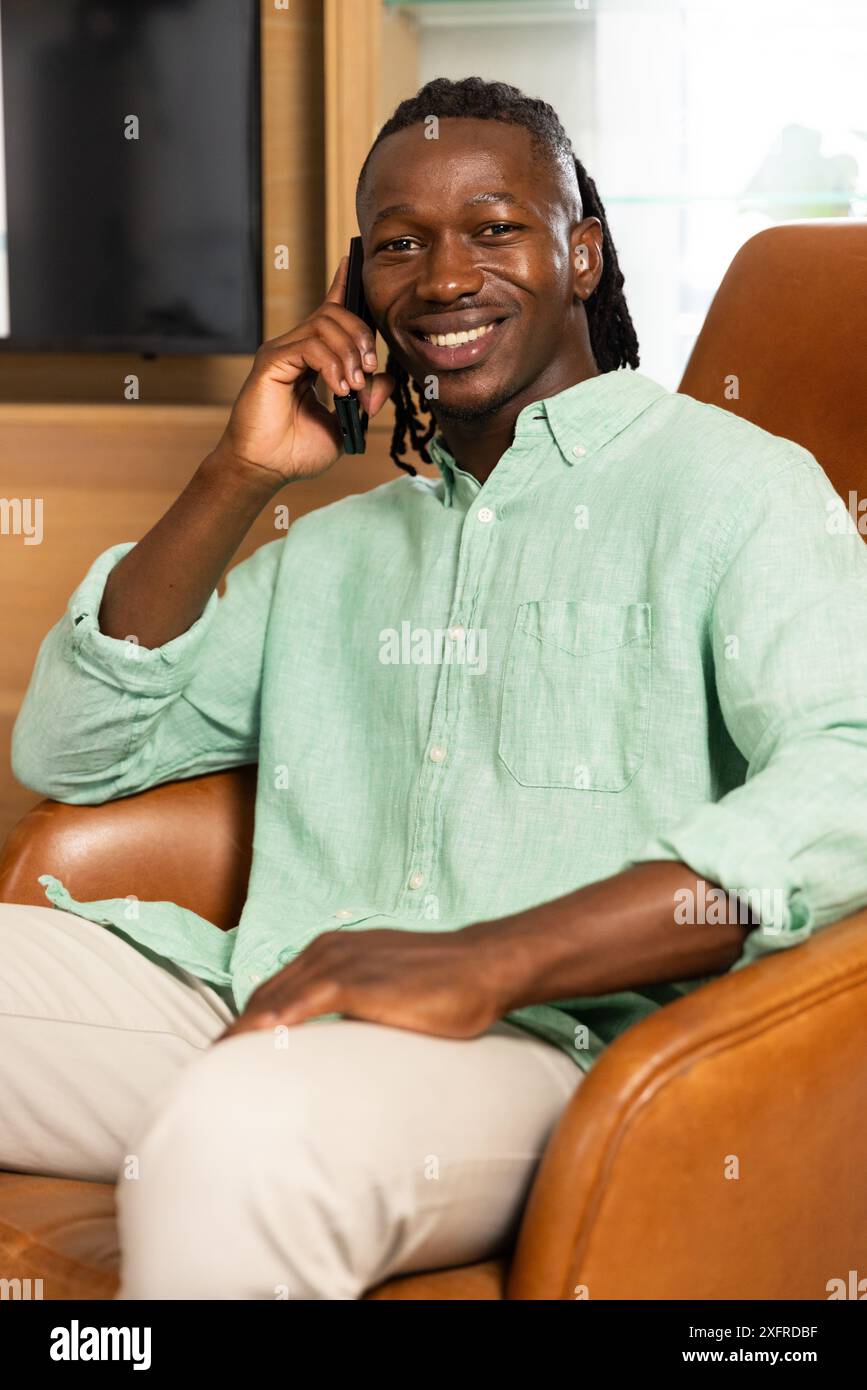 Man sitting on chair talking hi-res stock photography and images - Alamy