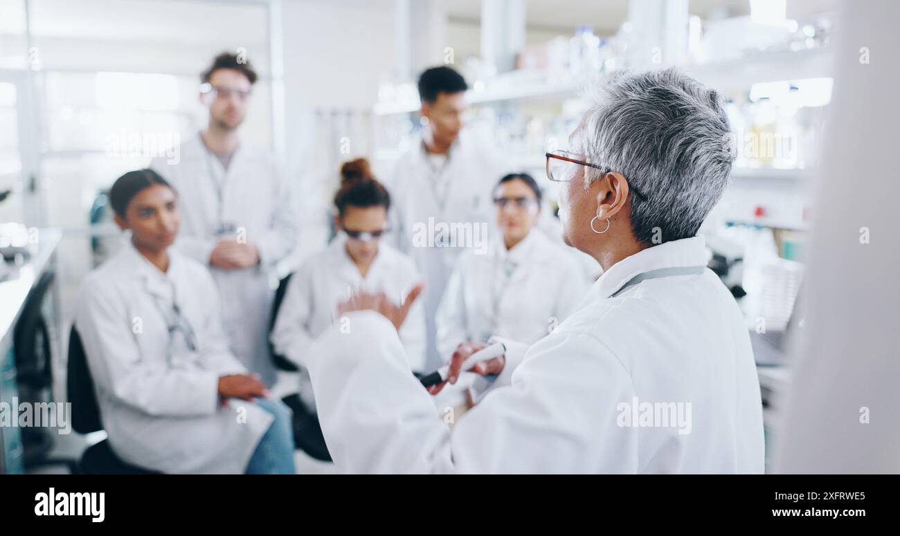 Lab Mentoring Phd students working together hi-res stock photography and images - Alamy