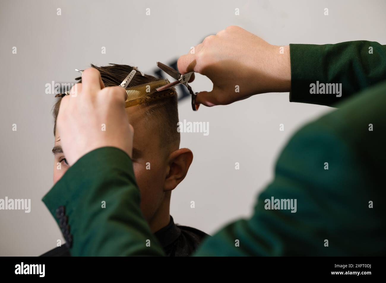 Haircut alignment of the contour of the head with scissors. Short ...