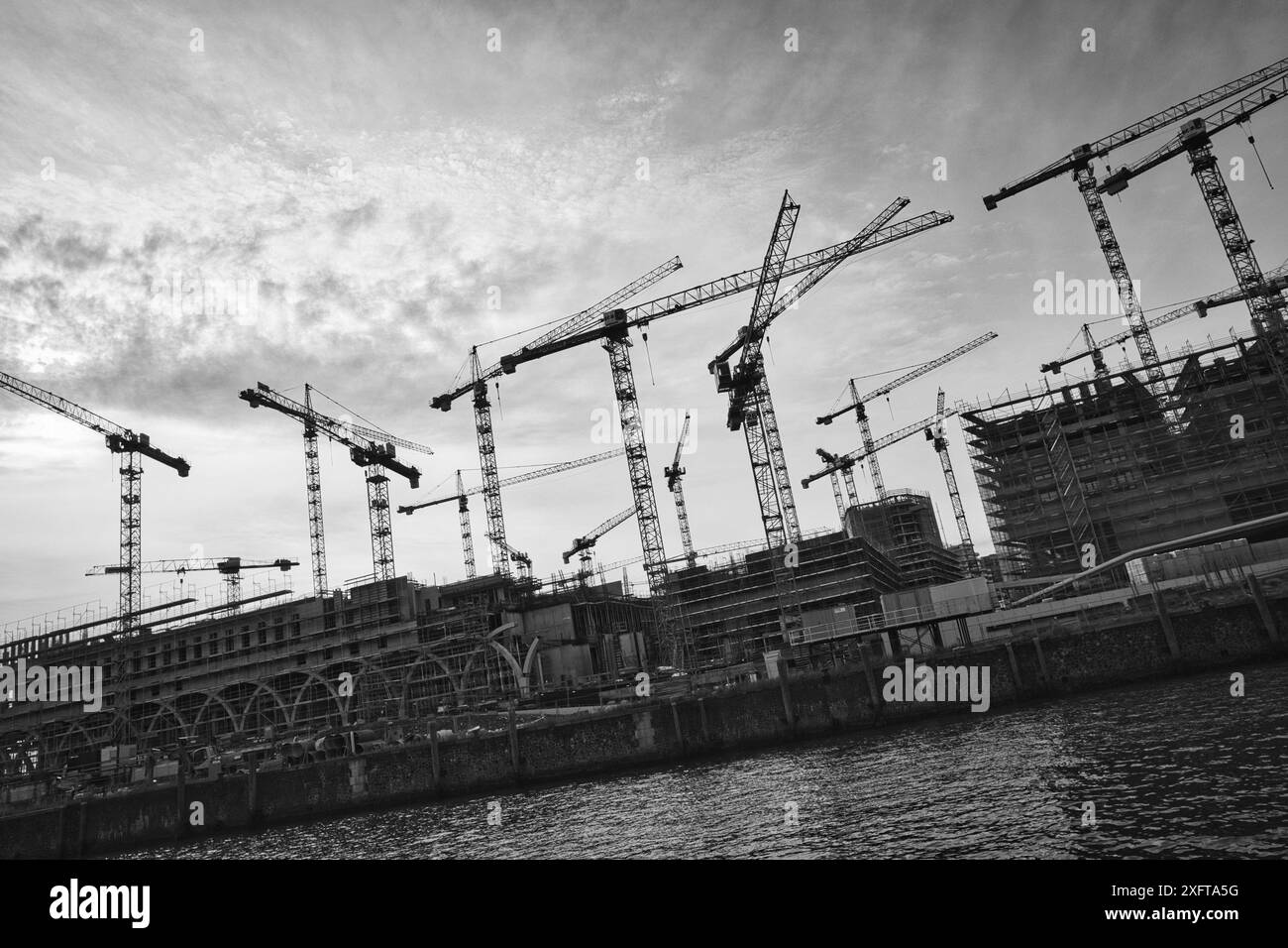 Cranes crane build Black and White Stock Photos & Images - Alamy