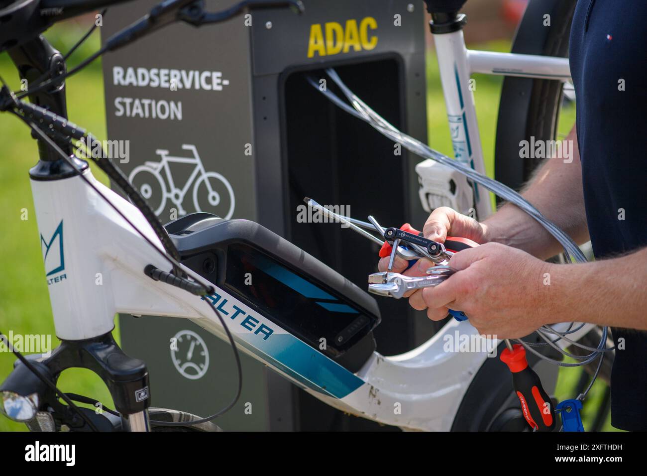 Magdeburg, Germany. 05th July, 2024. A bicycle hangs on the Elbe cycle ...
