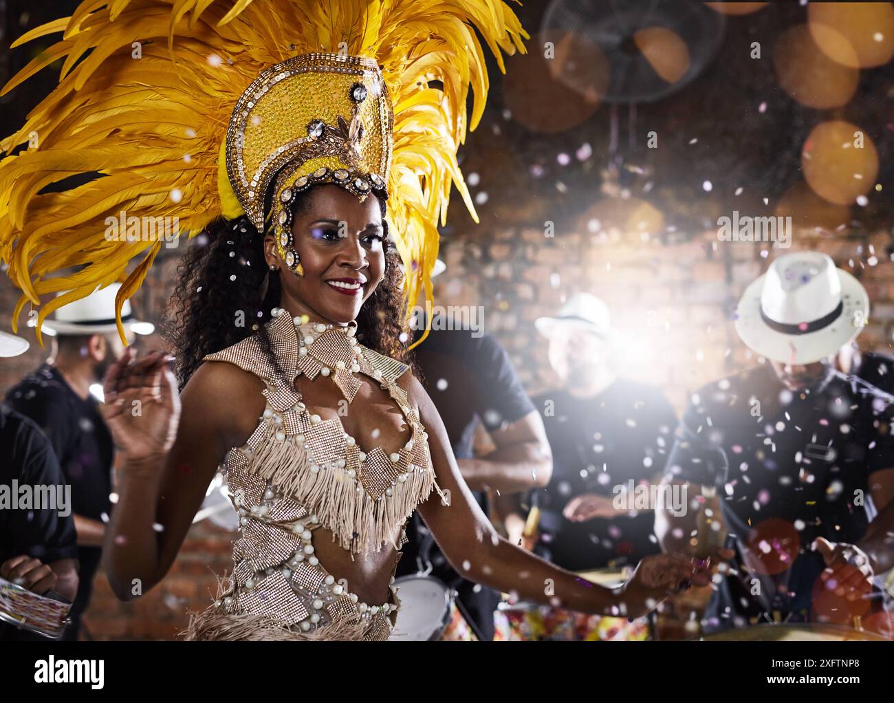 Samba dancer in carnival parade hi-res stock photography and images - Alamy