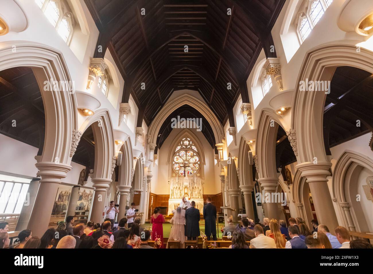 Canterbury methodist church wedding | Beachweddingtips.com